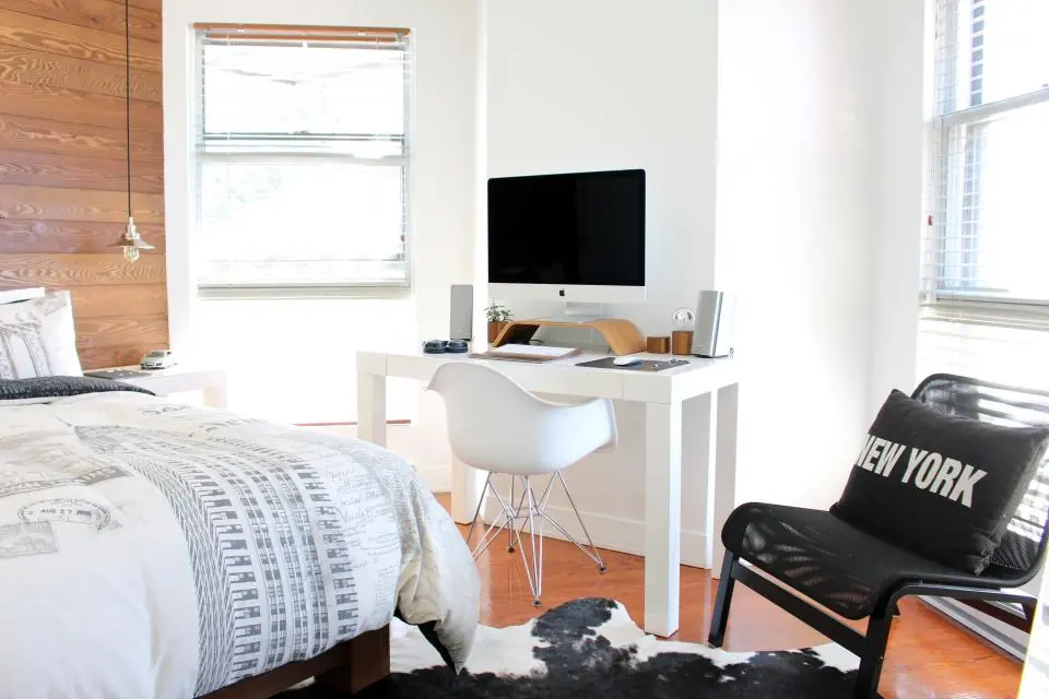 Bureau à domicile à Ecquevilly, prises et réseau posés au mur