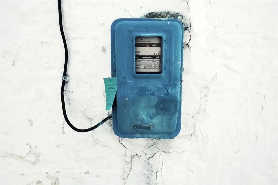 Ancien compteur et disjoncteur de branchement dans une maison d’Épône