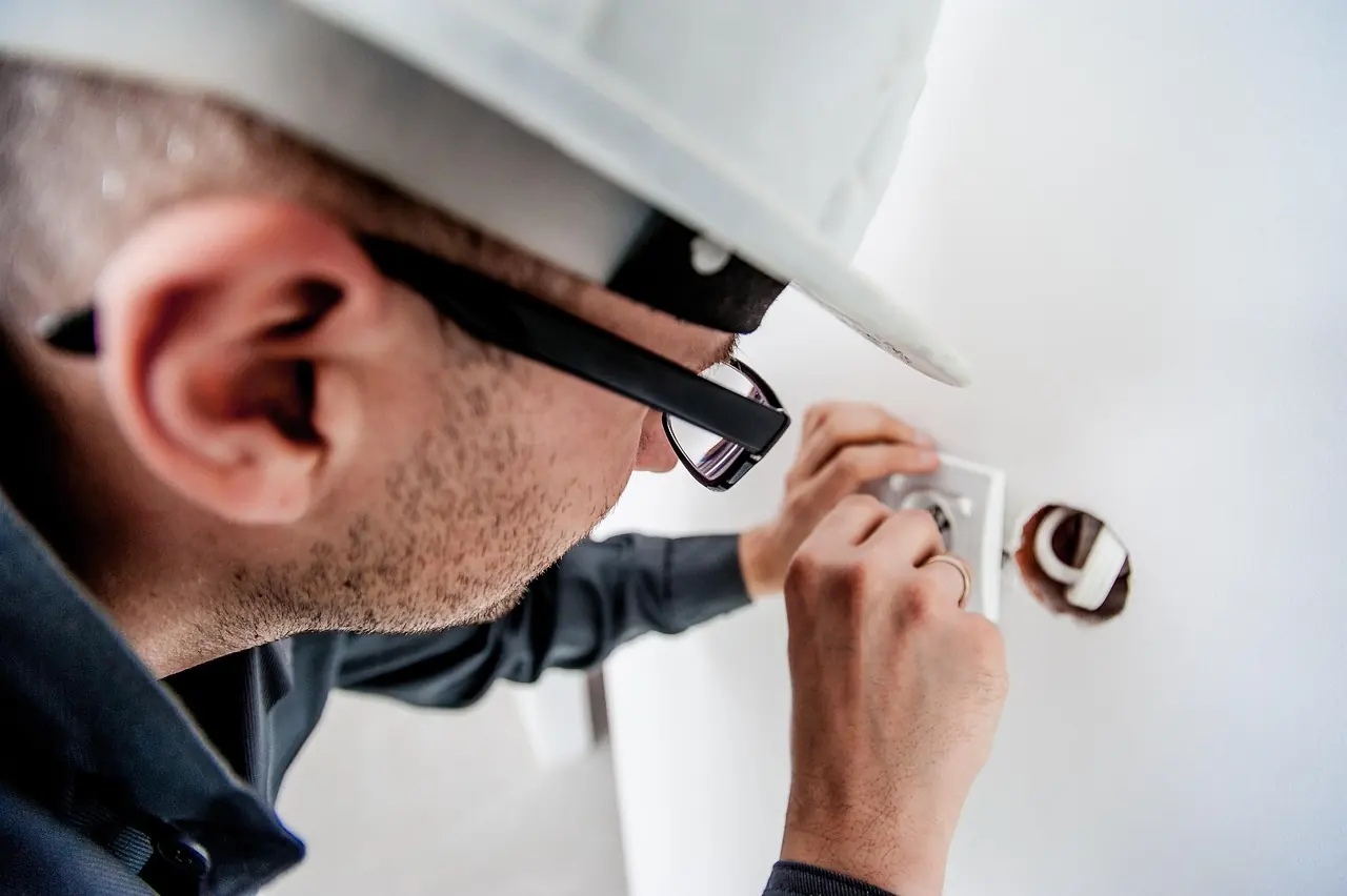 Électricien de SELLIER ÉLECTRICITÉ au travail sur une installation