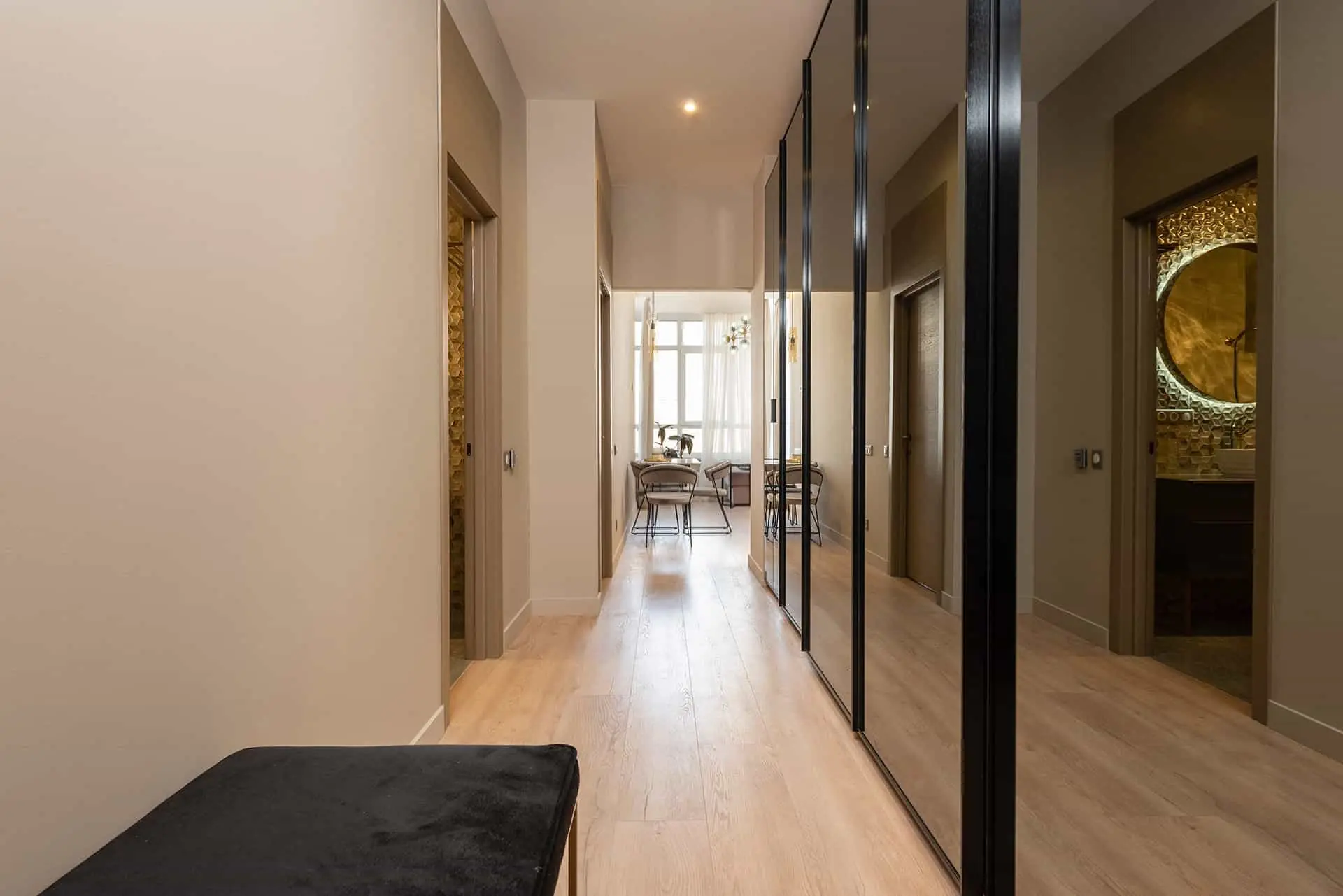Couloir d’un appartement rénové, éclairage encastré et interrupteurs repositionnés