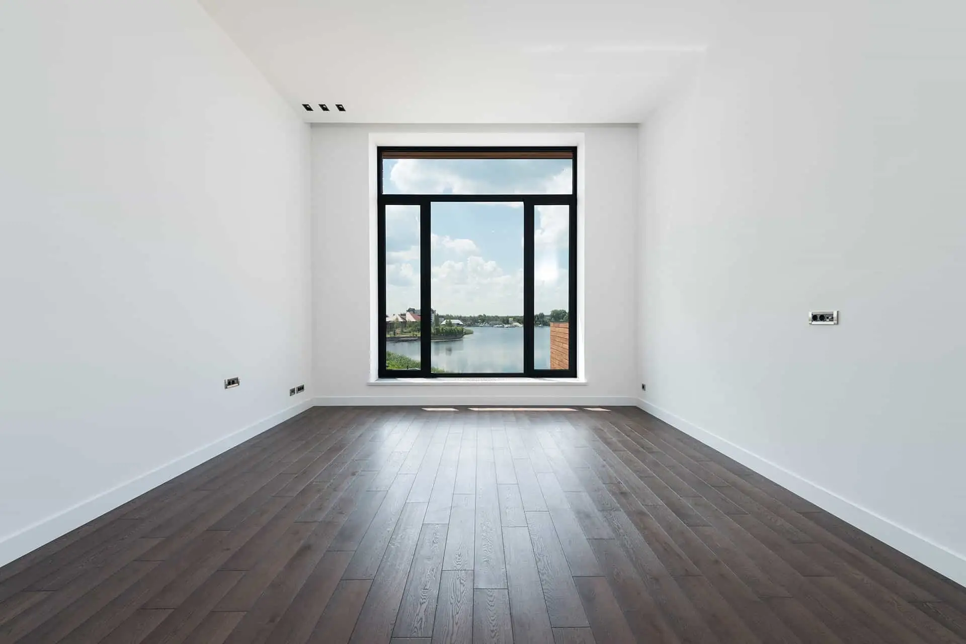 Pièce d’un logement ancien vidée avant la reprise de l’installation électrique à Versailles